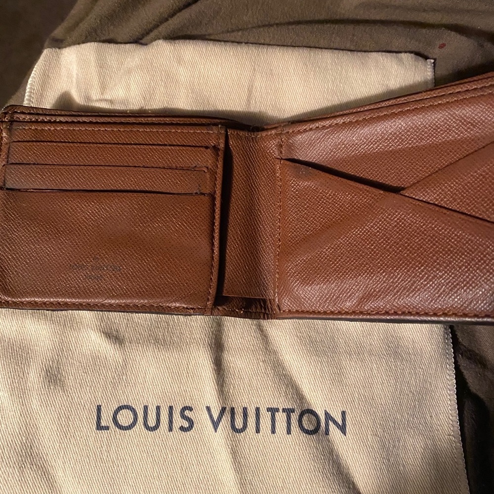 Men’s Authentic Louis Vuitton wallet